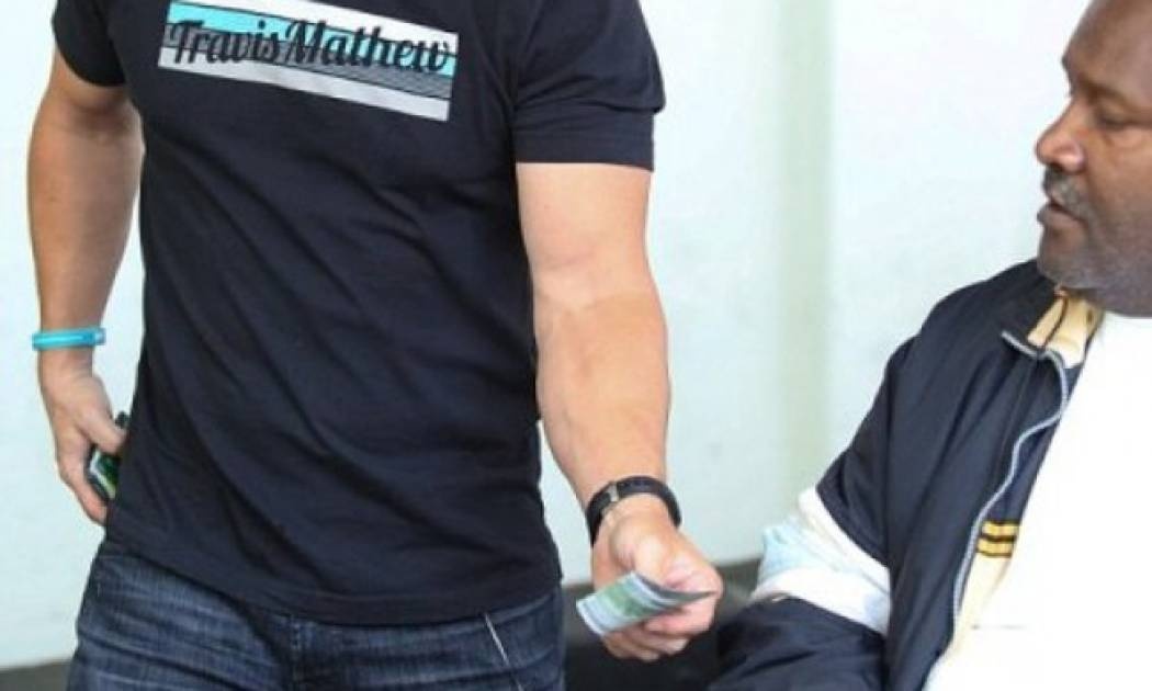 Για αυτό τον αγαπάμε! Διάσημος ηθοποιός δίνει 100 δολάρια σε άστεγο που είδε στον δρόμο