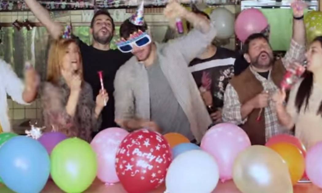 Το «τρελό» πάρτι του Πετρετζίκη!