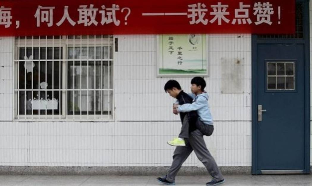 Αυτό το παιδί, επί τρία χρόνια κουβαλά στο σχολείο τον συμμαθητή του. Δείτε γιατί! (εικόνες)