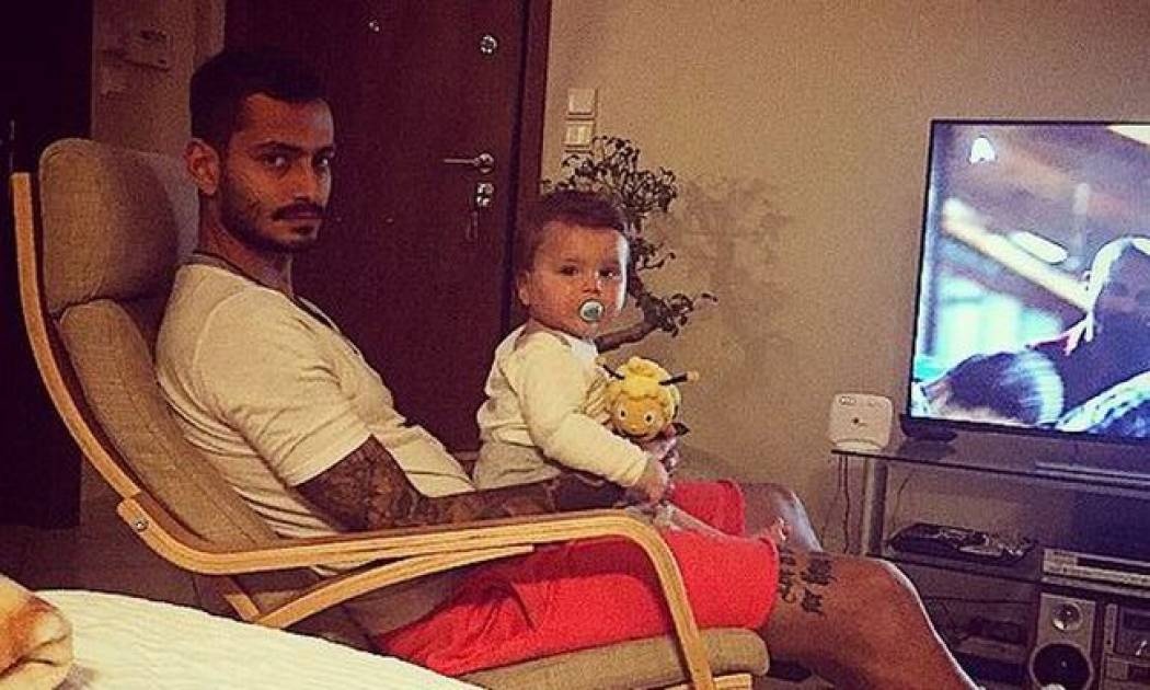 Ο Γκέντσογλου παρακολουθεί τηλεόραση με τον γιο του