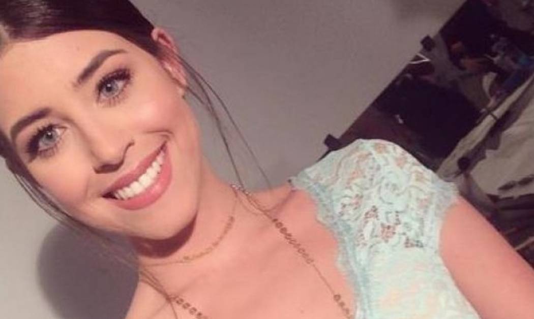 Αντιγράψτε το look της Demy και φορέστε λουλούδια στα μαλλιά σας!