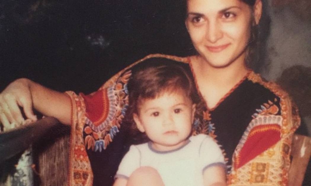 Γιορτή της Μητέρας 2015: Ποια Ελληνίδα παρουσιάστρια πόζαρε στην αγκαλιά της μαμάς της;