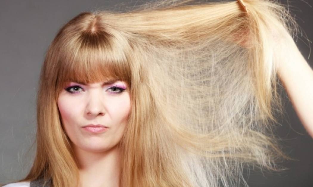 Ξηρά μαλλιά; Αυτές είναι οι πιθανές αιτίες