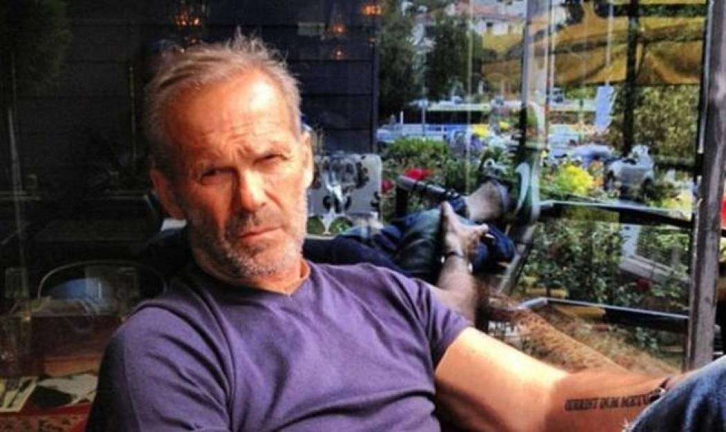 Ο Πέτρος Κωστόπουλος και το φαγοπότι δίπλα στη θάλασσα!