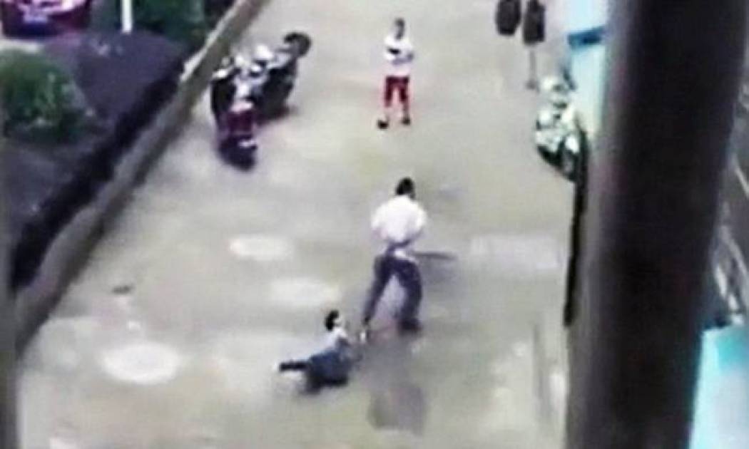 Βίντεο-σοκ: Πα-«τέρας» σέρνει το γιο του δεμένο από το λαιμό