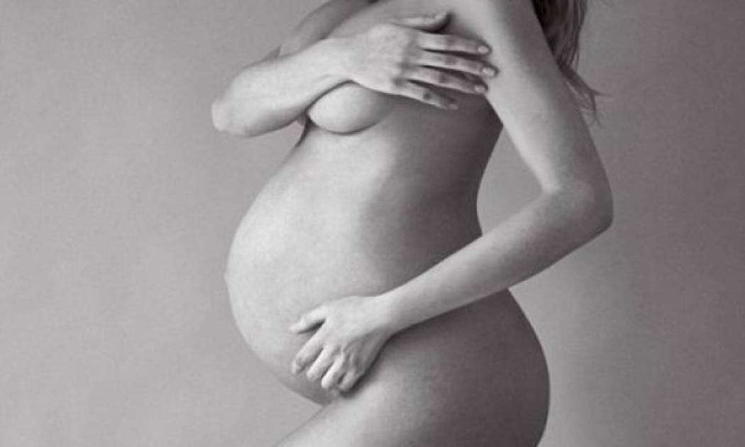 Ναι, κάτι μας θυμίζει! Το μοντέλο ποζάρει αλά Demi Moore λίγο πριν γεννήσει!