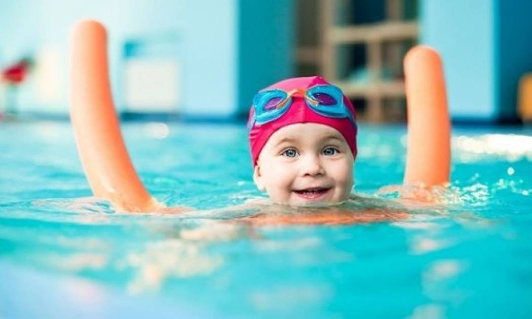 Ώρα για θάλασσα; Έτσι θα μάθετε στο παιδί σας να κολυμπάει!