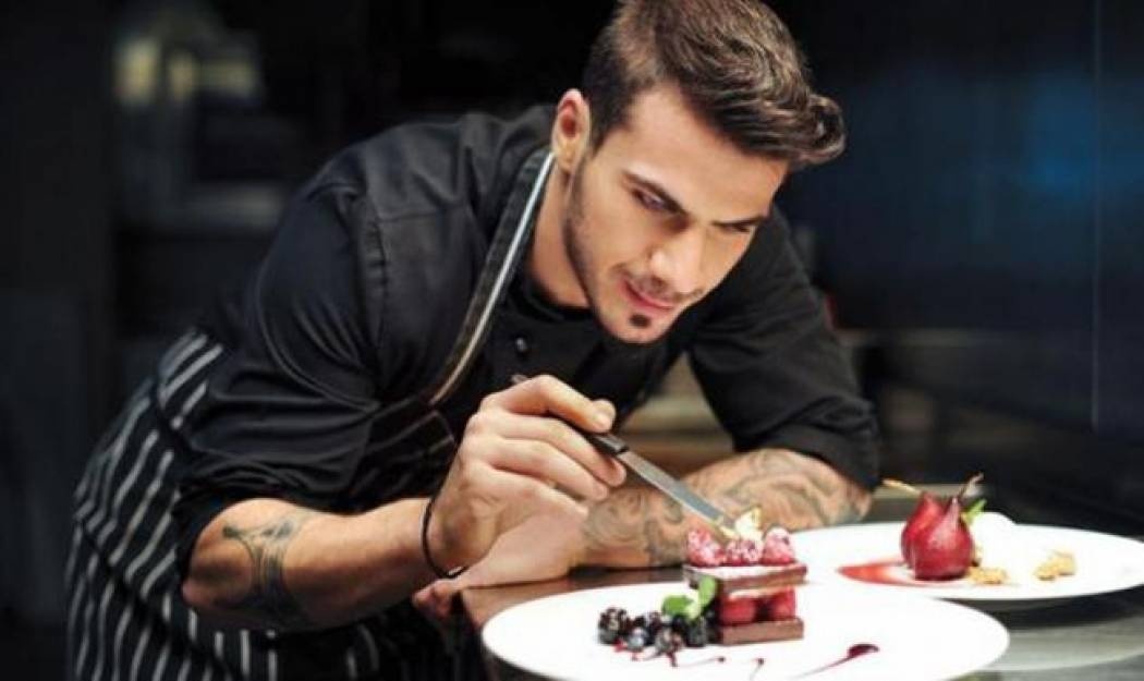 Άκης Πετρετζίκης: Έτσι γεννήθηκε η αγάπη του για τη μαγειρική!