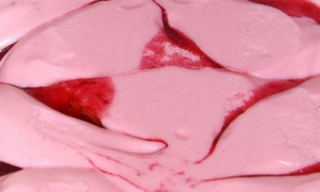 Συνταγή για παγωτό φράουλα με 3 υλικά!