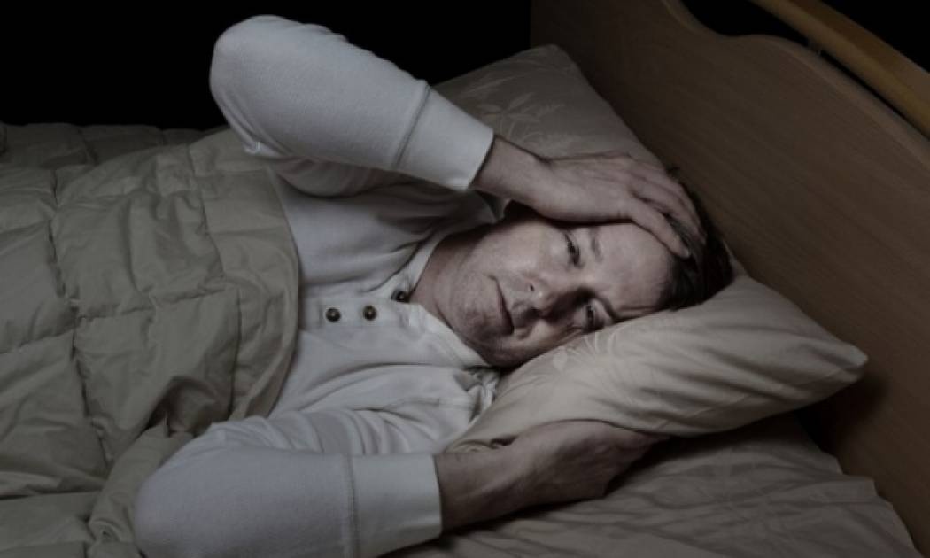 Νυχτερινές εφιδρώσεις: Πού οφείλονται και πώς θα τις αντιμετωπίσετε