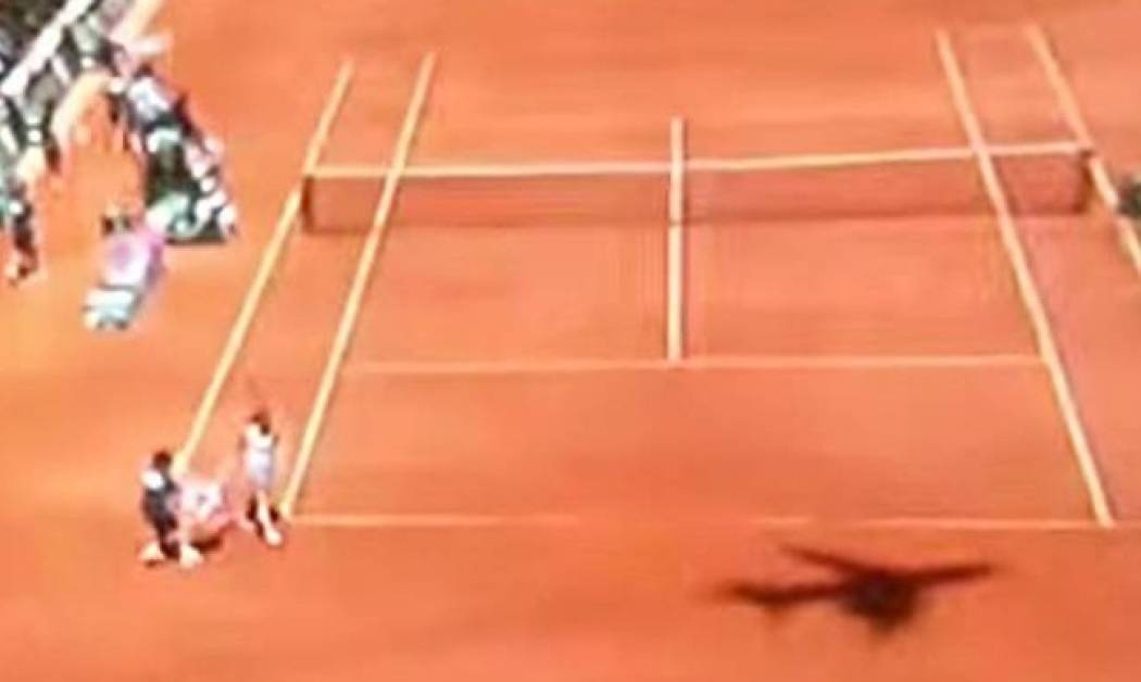 Αεροπλάνο πετά με την… όπισθεν και προκαλεί πανικό! (video)