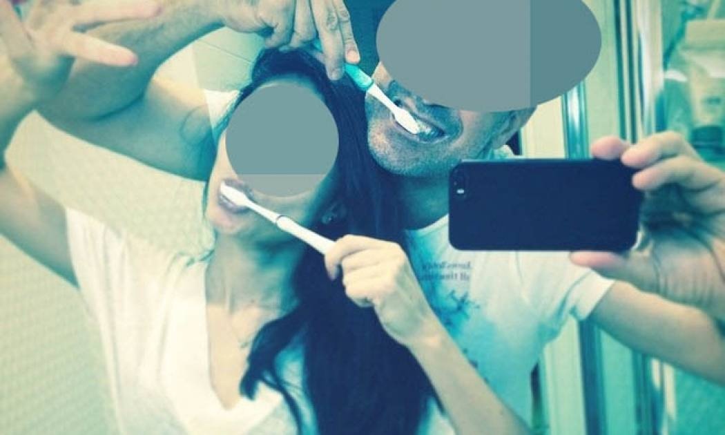 Τι έρωτας κι αυτός! Ακόμα και τα δόντια μαζί τα πλένουν!