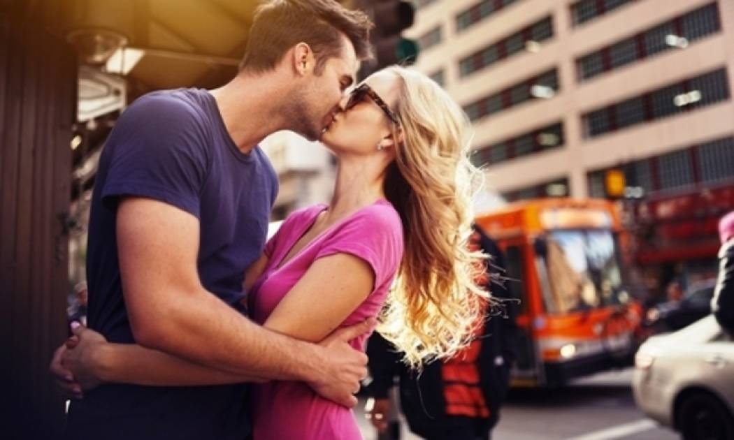 Ζώδια και Φιλιά: Πώς να τον ξετρελάνεις με βάση το ζώδιό του!