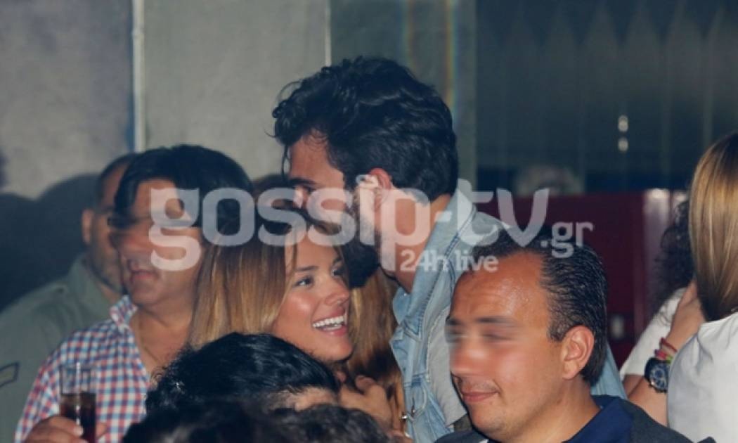 Μα τι της λες και γελάει έτσι;