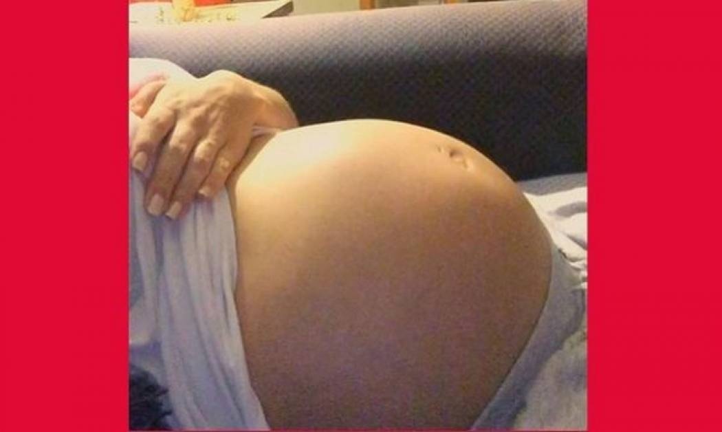 Φανταστικό! Διάσημη μανούλα τραβάει βίντεο την κοιλιά της την ώρα που κλωτσάει το μωρό! (βίντεο)