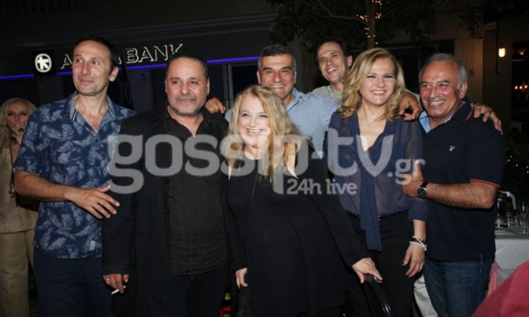 Ο θίασος του θεάτρου Αθηνά βγήκε για φαγητό