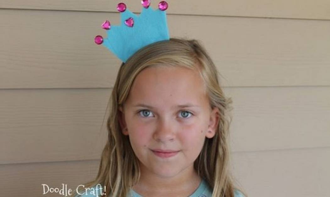 DIY: Φτιάξτε μόνες σας τιάρα-στέκα για τη μικρή σας πριγκίπισσα!