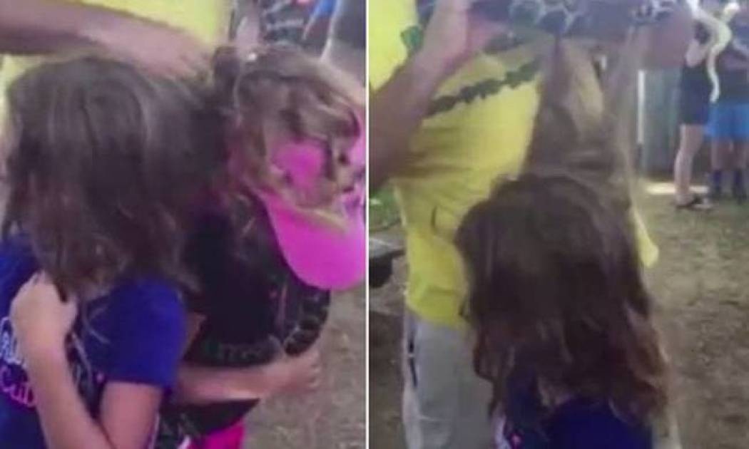 O τρόμος των δίδυμων κοριτσιών: Τεράστιος πύθωνας μπλέχτηκε στα μαλλιά τους! (video)