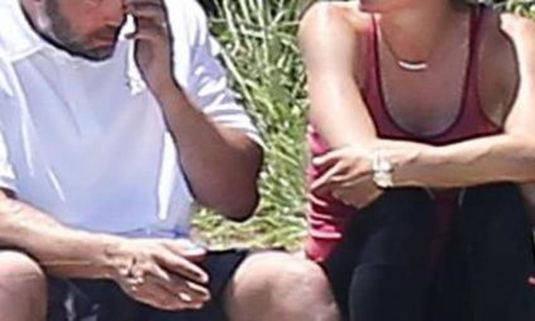 Τι κι αν ανακοίνωσαν τον χωρισμό τους – Φορά τη βέρα του και κλαίει μπροστά στη γυναίκα του