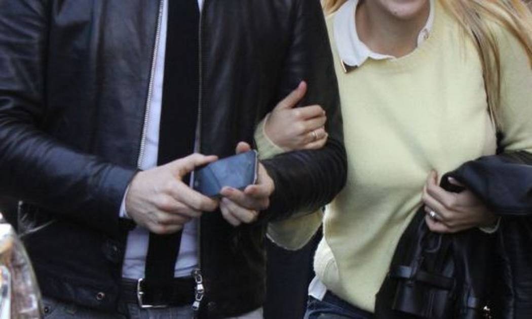 Γνωστός τραγουδιστής θα γίνει για δεύτερη φορά μπαμπάς και το ανακοίνωσε μέσω facebook