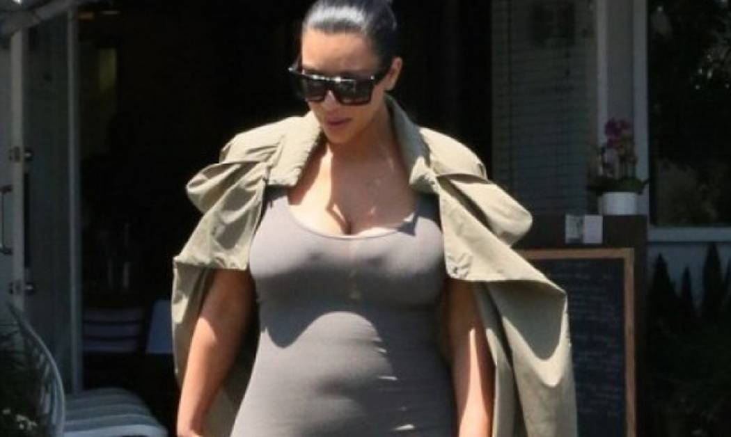 Επιτέλους, ξεδιαλύνονται οι απορίες μας! Η Kim Kardashian αποκαλύπτει πόσων μηνών είναι!