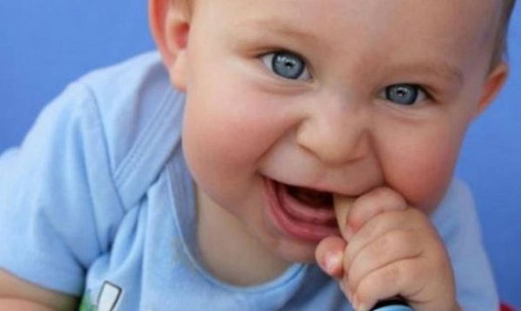 Πότε πρέπει να πέσουν τα πρώτα δοντάκια του παιδιού;