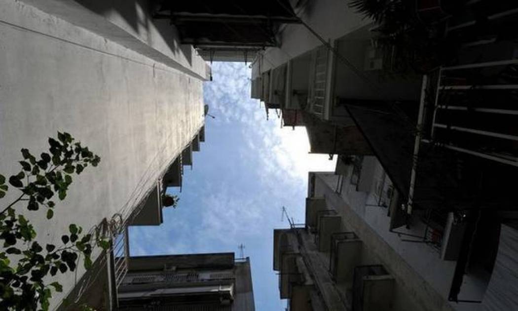 Ελεύθερη η μάνα που έριξε το 5 ημερών βρέφος στον ακάλυπτο