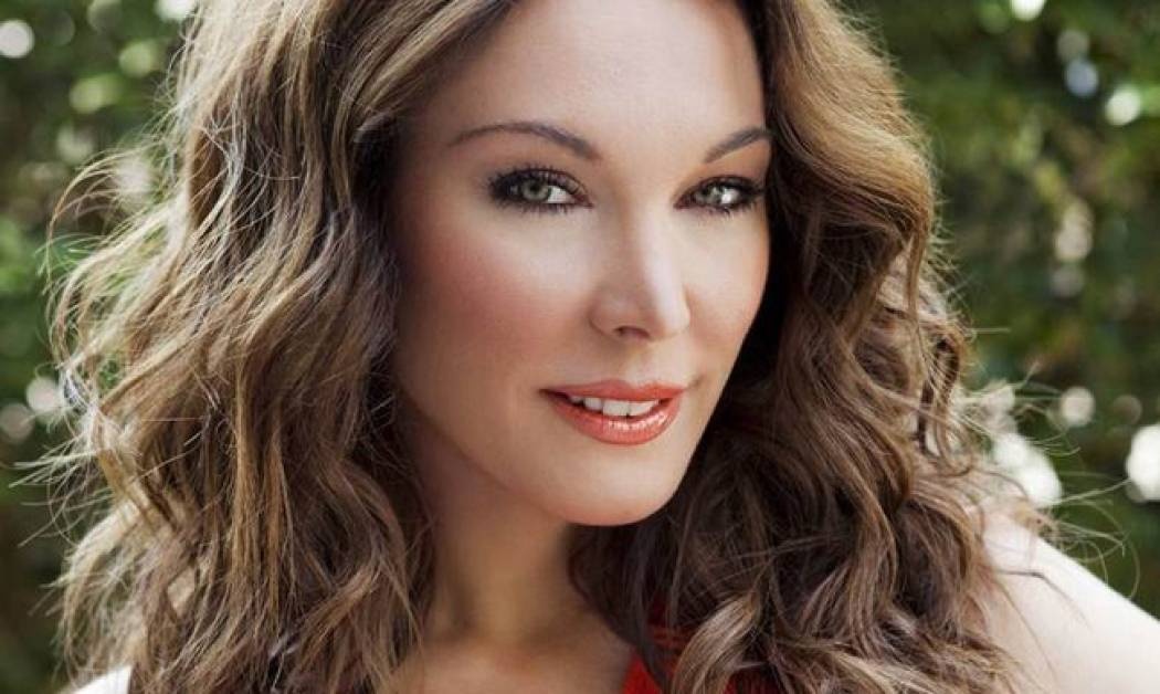 Τατιάνα Στεφανίδου: Ηλιοκαμένη κυλιέται στο γρασίδι (φωτό)