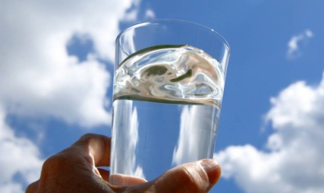 Πρέπει να πίνουμε 8 ποτήρια νερό την ημέρα – Μύθος ή αλήθεια;