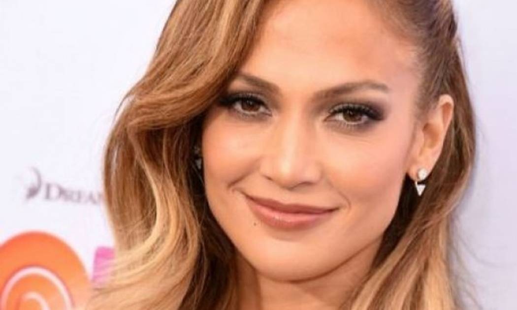 Ποιος είπε πως δεν έχει ατέλειες; Δείτε την Jennifer Lopez με κολάν!