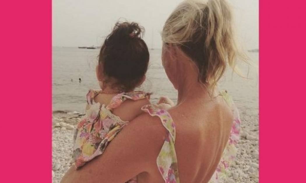 Με την κόρη της στην παραλία! Ο λόγος για την... (εικόνα)