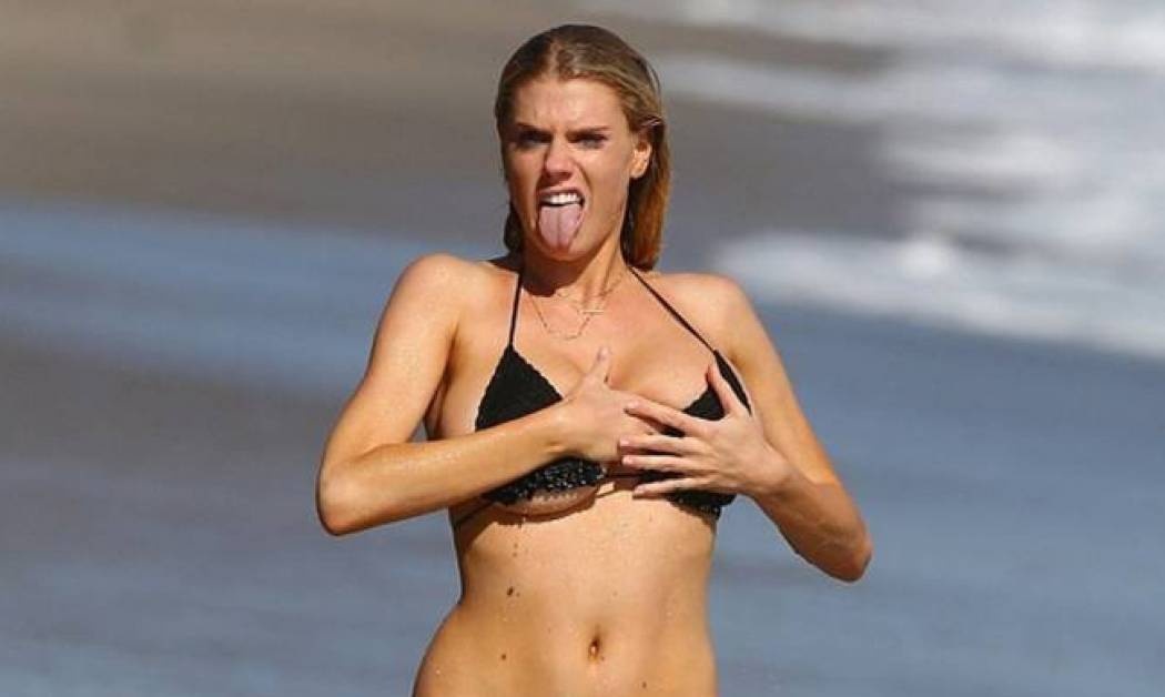 Η Σάρλοτ έβγαλε... βόλτα το στήθος της! (photos)