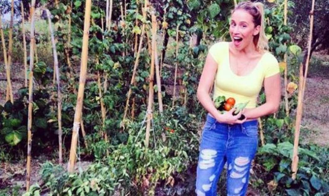 Αυτές είναι αλλαγές! Η Νάντια Μπουλέ από τη Νέα Υόρκη, στο... μποστάνι του μπαμπά της