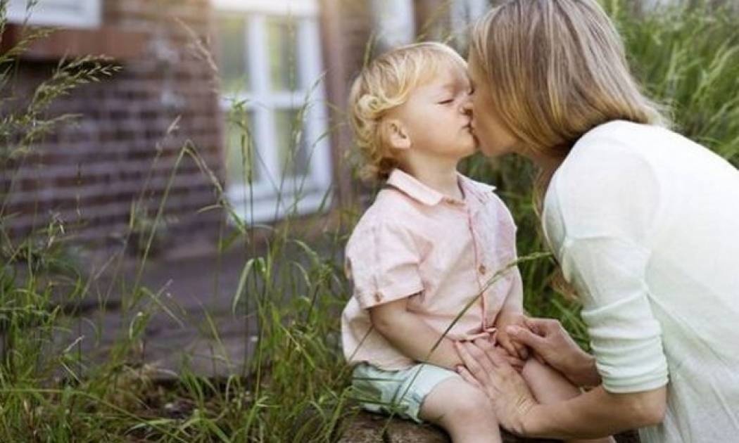 «Μη μου λέτε να μη φιλάω τα παιδιά μου στο στόμα!»