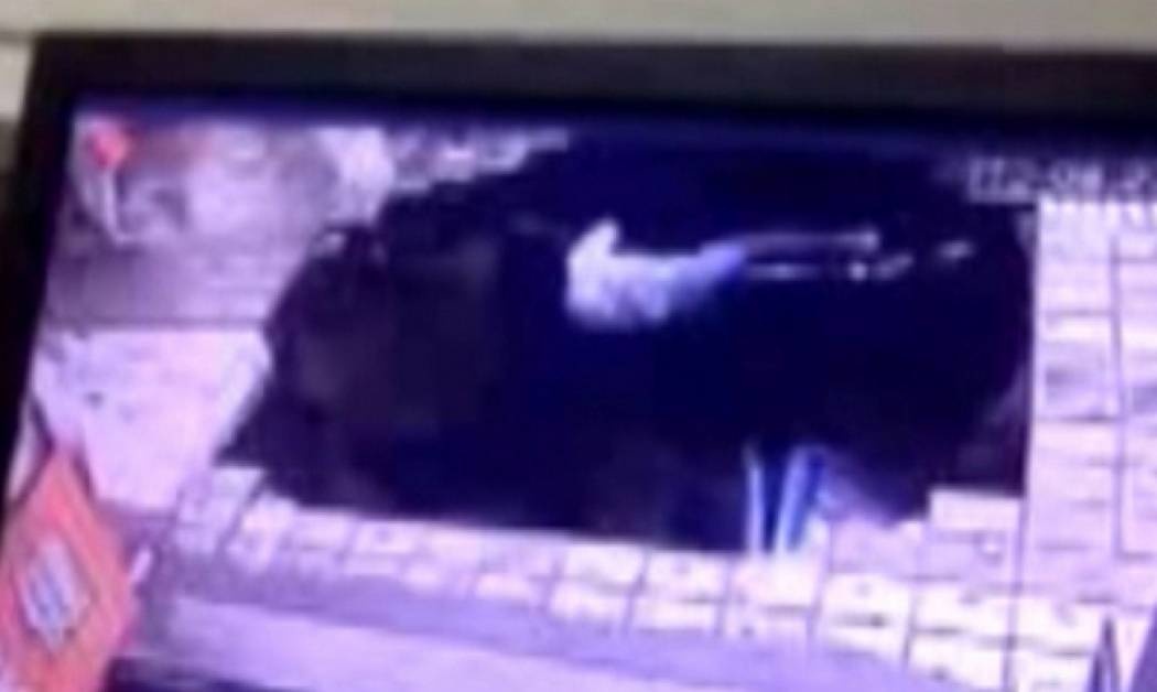 Άνοιξε το πεζοδρόμιο και τους κατάπιε... Κυριολεκτικά! (video)