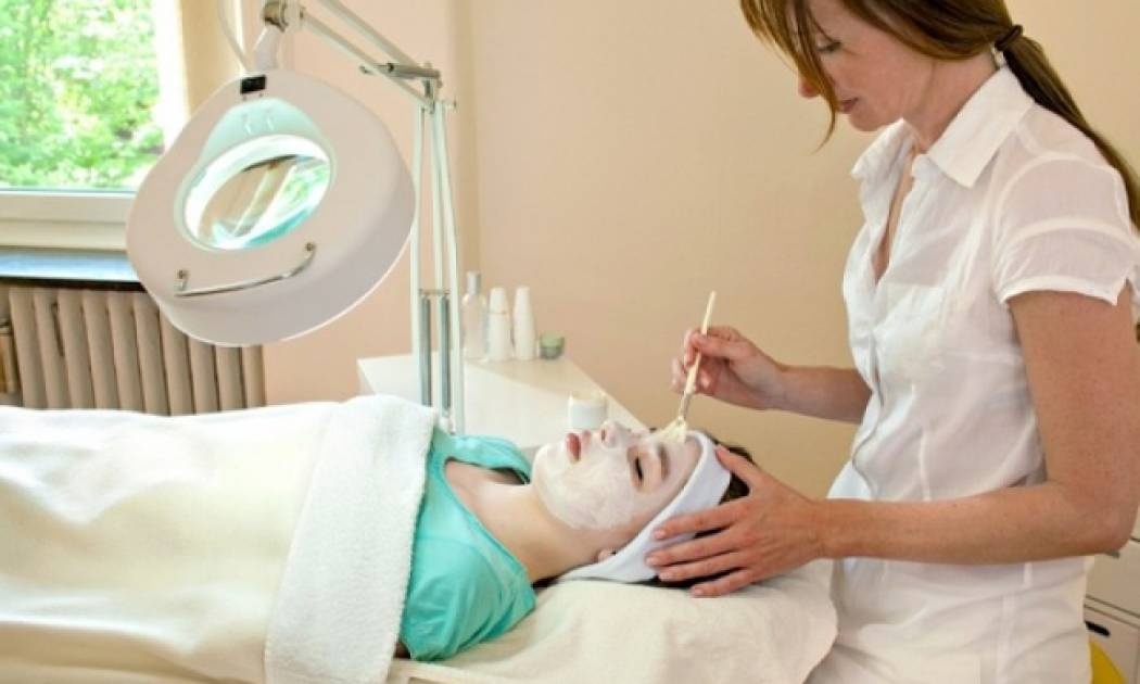 Χημικό peeling: Πότε ενδείκνυται και πώς γίνεται