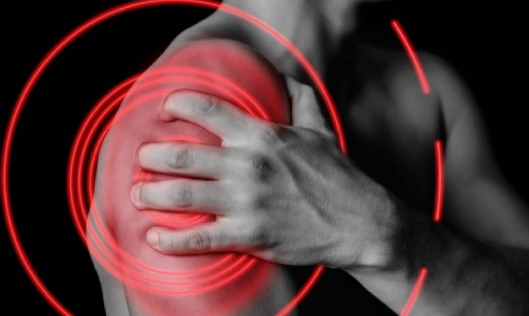 Παγωμένος ώμος: Τι είναι το άγνωστο σύνδρομο που χτυπά 50αρηδες