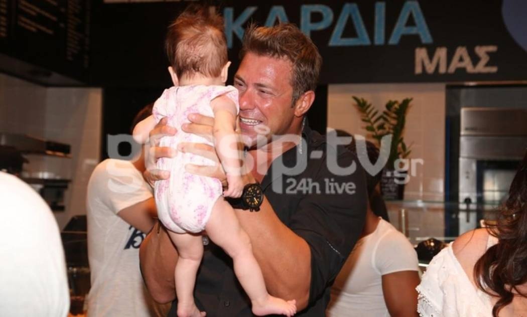 Προπονείται για μπαμπάς παίζοντας με την κόρη του…