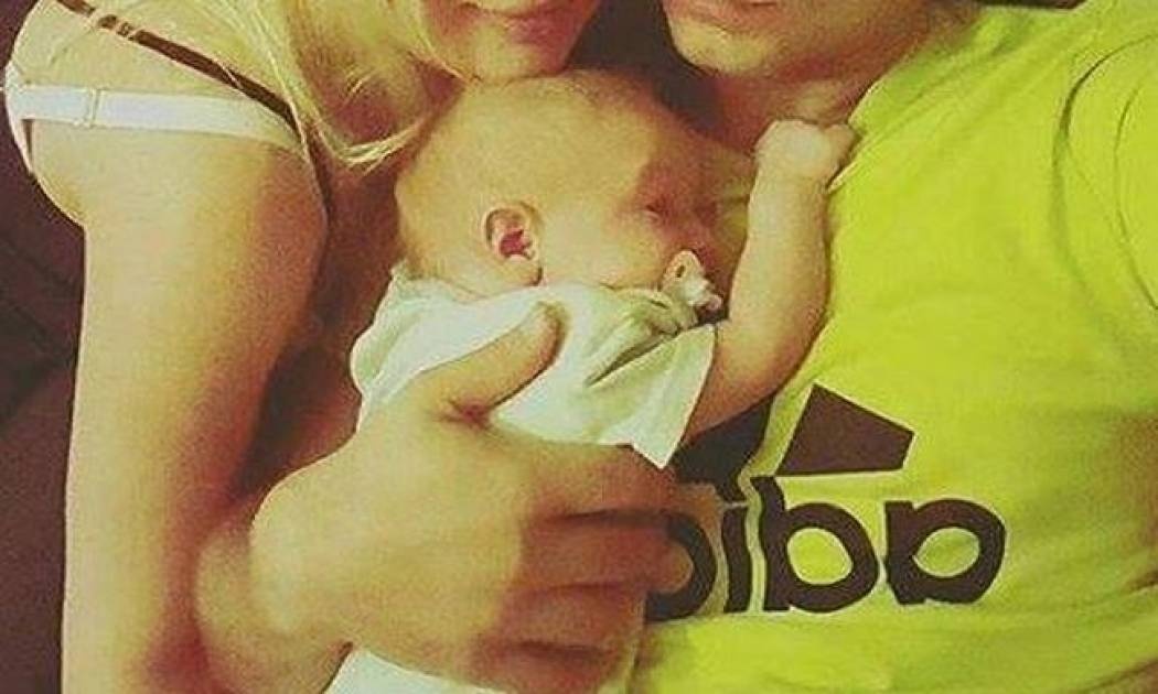 Η τρυφερή φωτογραφία με τον δύο μηνών γιο τους