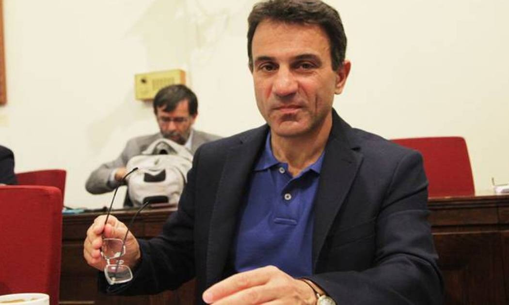 Ο Λαπαβίτσας σε ρόλο... Θεοδωράκη στο 2ο τηλεοπτικό σποτ της Λαϊκής Ενότητας (vid)