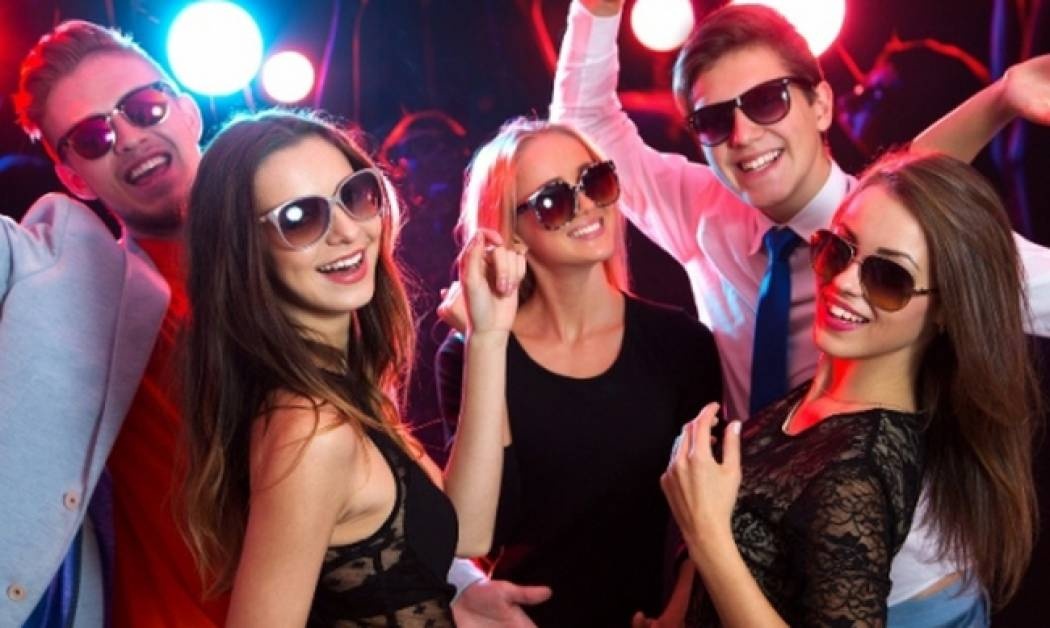 Ζώδια και πάρτι: Ποιο είναι party animal και ποιο θα… νυστάξει πρώτο;