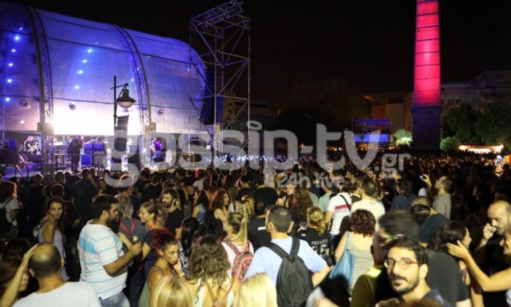 Στην σκηνή με δύναμη ψυχής ο τραγουδιστής που παλεύει με τον καρκίνο των οστών