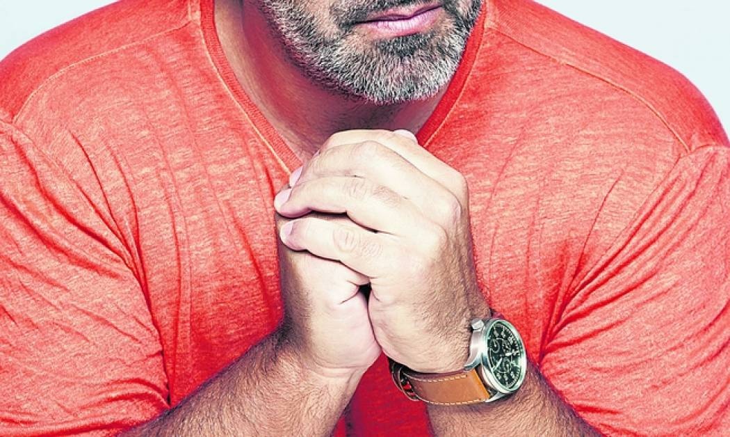 Έλληνας παρουσιαστής: «Προτιμώ εργένης παρά “ντυμένος” με γαμπριάτικα κοινωνικά αξεσουάρ»