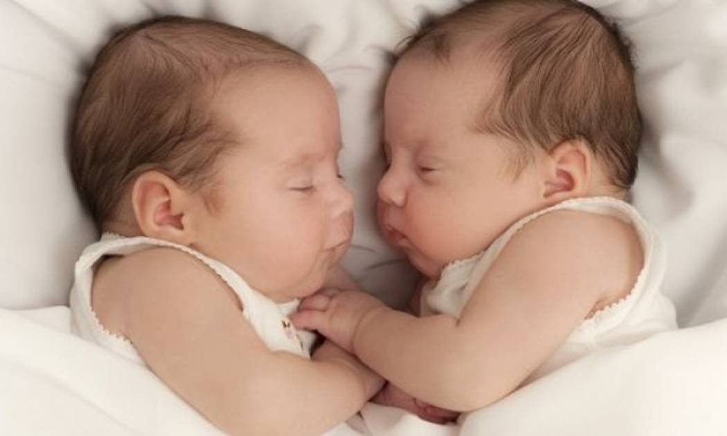 Θηλασμός Διδύμων: Τα 4 tips που θα σας λύσουν τα χέρια