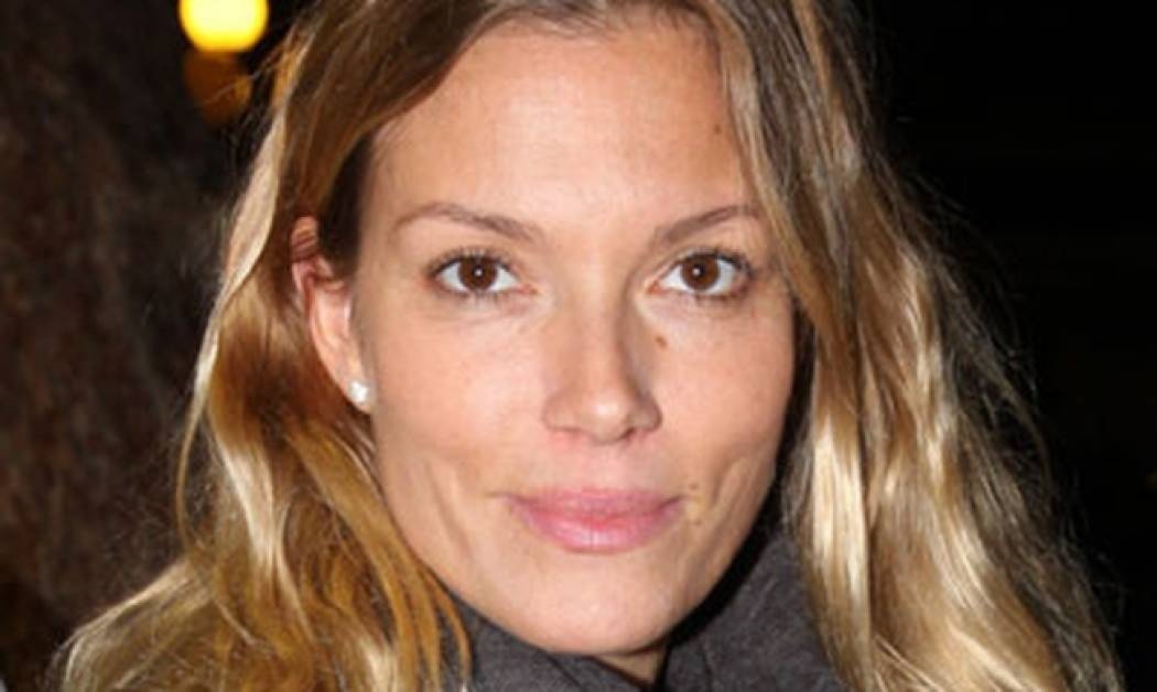 Βίκυ Καγιά: Δίχως ίχνος μακιγιάζ και με ρόλει στο κεφάλι