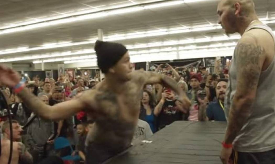 Γέλιο μέχρι δακρύων! Παίζουν σφαλιάρες μέχρι το νοκ άουτ! (videos)