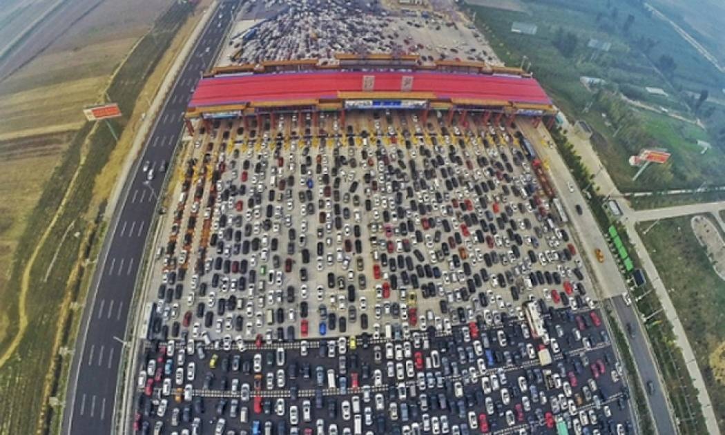 Μετά από αυτό το μποτιλιάρισμα δε θα παραπονεθείτε ξανά για την κίνηση στους δρόμους! (video)