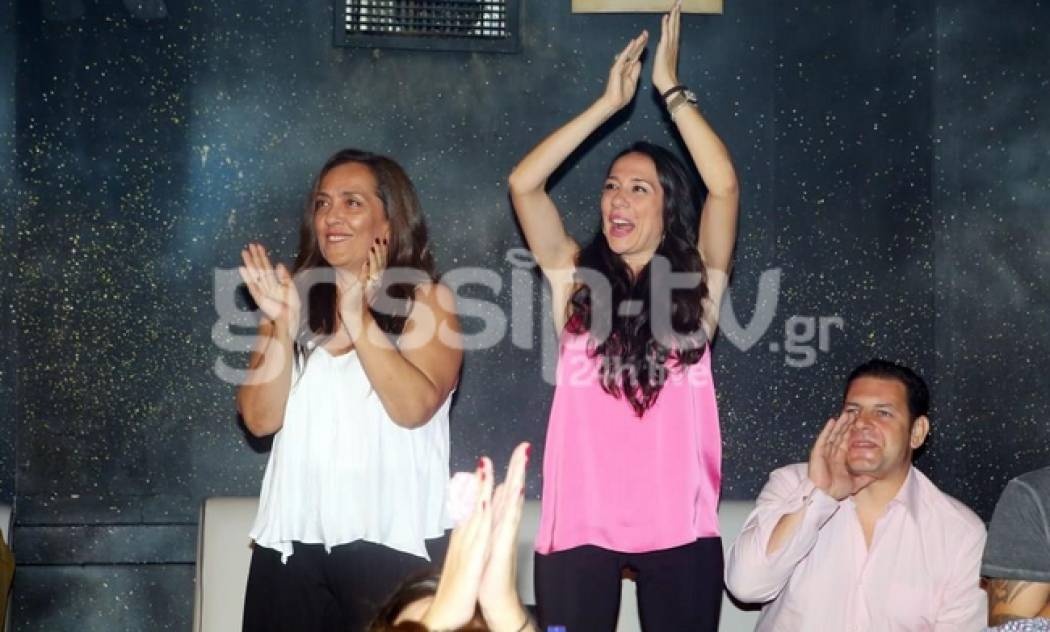 Σύζυγος και κόρη γνωστού τραγουδιστή τον αποθέωσαν στην πρεμιέρα του