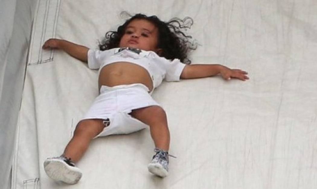 Λιώσαμε! Ποιου διάσημου σταρ είναι κόρη αυτή η μικρή κουκλίτσα;