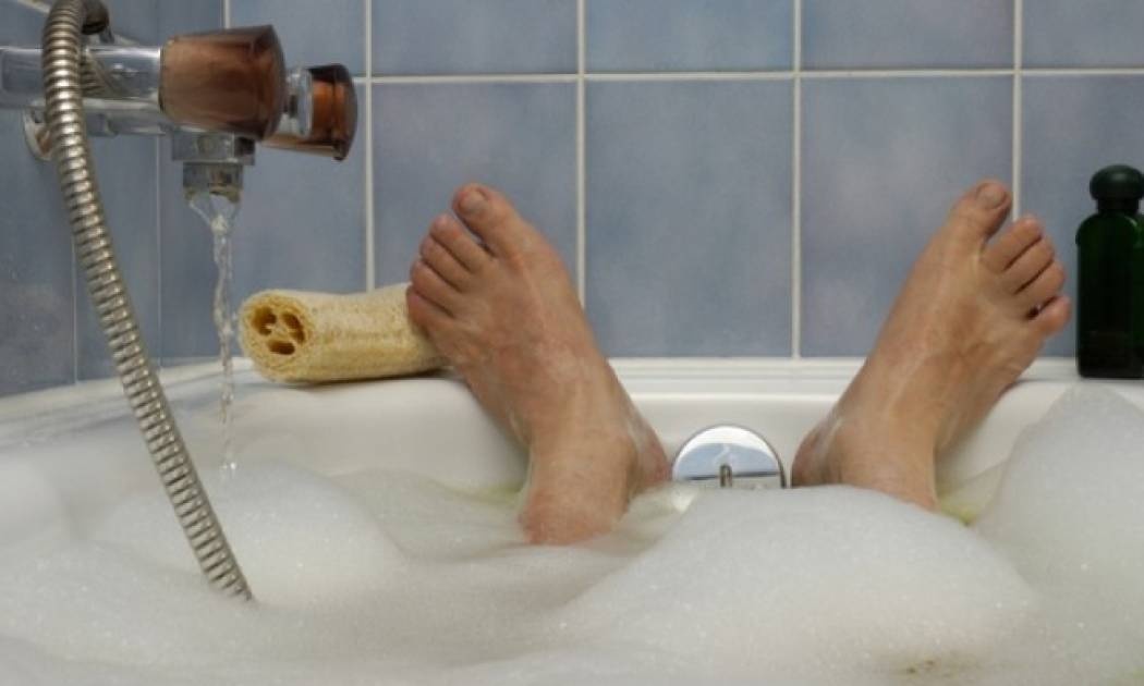 Γιατί δεν πρέπει να κάνετε καυτό αφρόλουτρο το χειμώνα
